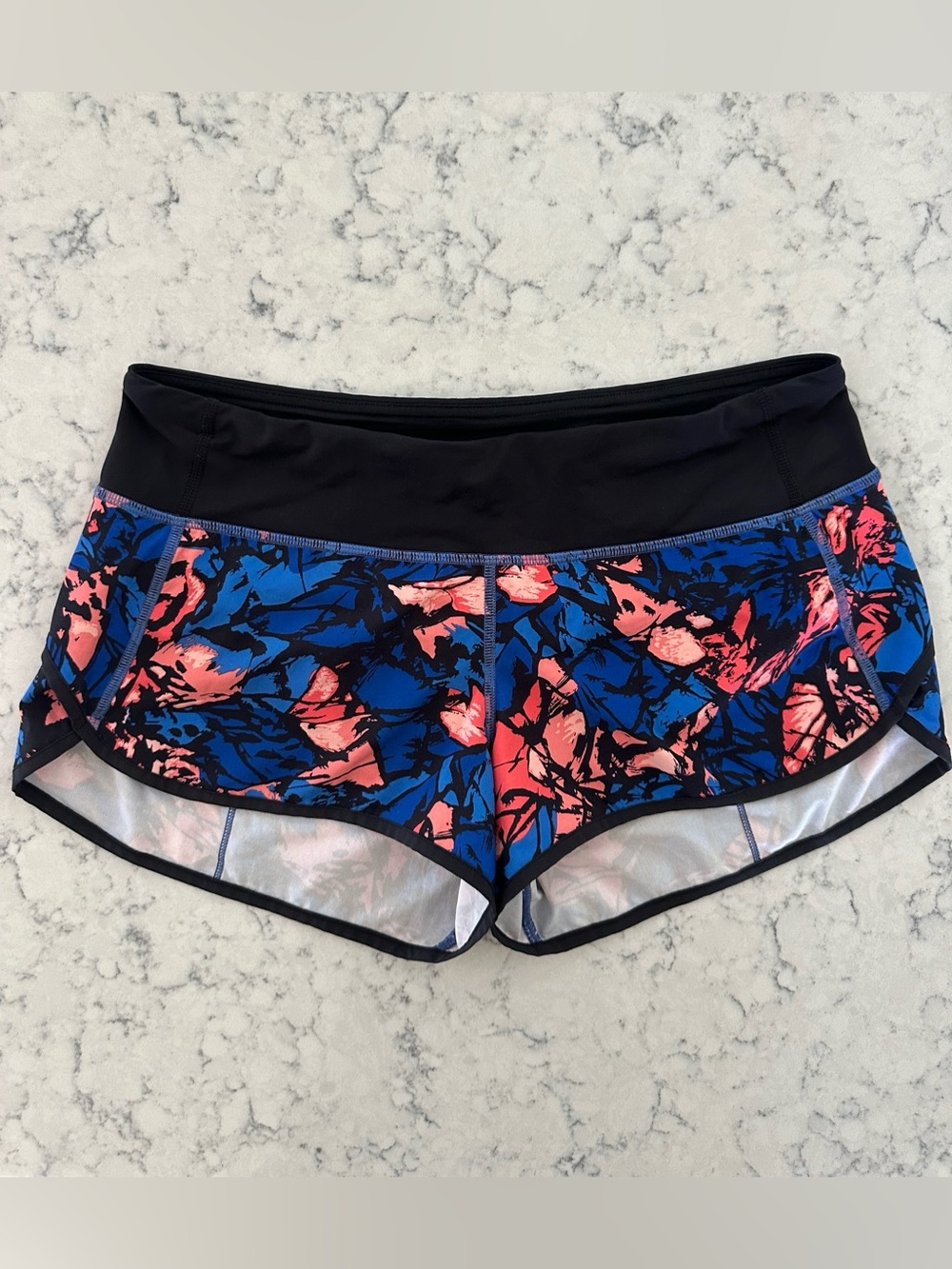 Lululemon 2.5” Speed Up shorts great condition size 6